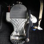 アクセルとブレーキ踏み間違え防止装置とは？メリットとデメリット