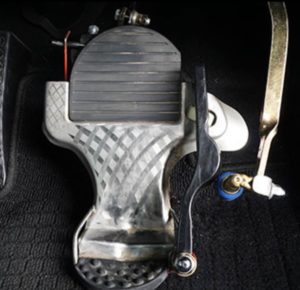 アクセルとブレーキ踏み間違え防止装置とは？メリットとデメリット