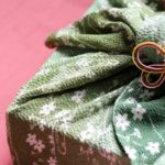 風呂敷はなぜ「風呂に敷く」と書く?風呂敷の語源と由来を解説