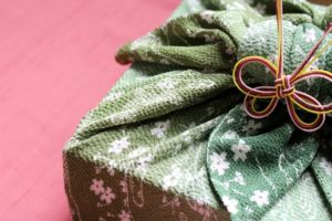 風呂敷はなぜ「風呂に敷く」と書く？風呂敷の語源と由来を解説