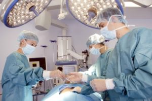 医者の手術着はなぜ白ではなく青緑色?そこには深い訳があった!