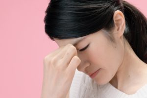 眼精疲労の解消法は?効果のあるツボとマッサージのやり方を解説