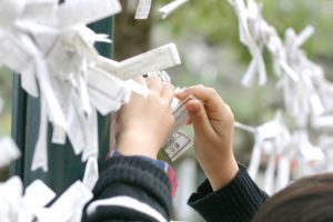おみくじの順番 公式で半吉は何番目?引いたらどうするのが正しい?