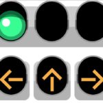 青信号と矢印が同時点灯!こんなとき車の運転はどうすればいい?