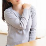 肩こり 湿布を貼る位置は?効果的な方法を分かりやすく解説します