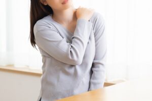 肩こり 湿布を貼る位置は?効果的な方法を分かりやすく解説します