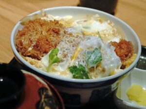 取り調べでカツ丼!元ネタはあるの?そもそも違法じゃないの?