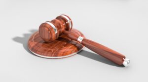 「訴追」と「起訴」の違いは?正しい意味もわかりやすく解説します