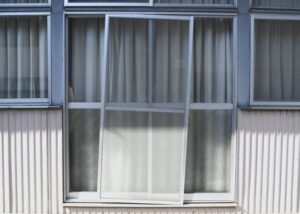 網戸の戸車を交換しよう！材料は100均で購入できる？交換法を動画で解説