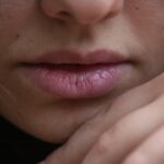 鼻をすする女性 その行為に秘められた驚くべき意外な心理とは⁉