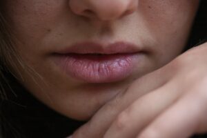鼻をすする女性 その行為に秘められた驚くべき意外な心理とは⁉