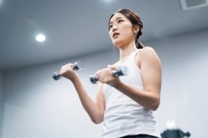 寝る前の筋トレって実は良くない?メリット・デメリットについて解説