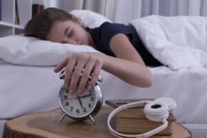 目覚ましが聞こえない原因は?病気の可能性はあるの?