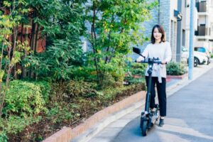電動キックボードが免許とヘルメットが不要になるのはいつから?
