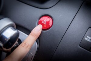 ハザードランプが勝手に点滅する！原因と対処法をわかりやすく解説