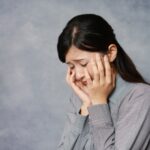 すぐ泣くのはメンタルが弱いから?涙もろくなる原因と対処法