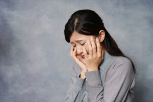 すぐ泣くのはメンタルが弱いから？涙もろくなる原因と対処法