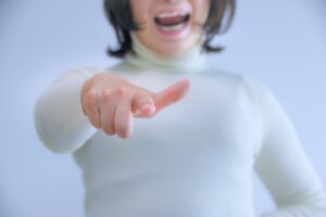 ヘリコプターペアレントとは？育児法の問題点をわかりやすく解説