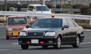 覆面パトカーの赤色灯はどうやって出るの？仕組みをわかりやすく解説