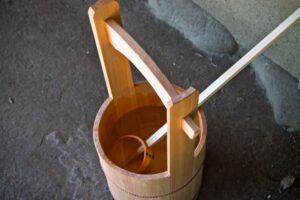 「風が吹くと桶屋が儲かる」とはどういう意味？由来や使い方も解説