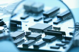 マイクロチップを人間に義務化って本当？ メリットとデメリットは？