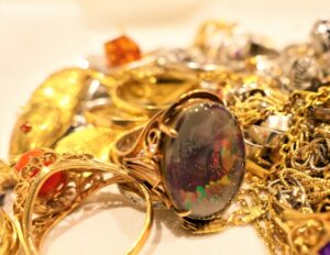 金属と貴金属の違いは？種類や特徴、判別方法もわかりやすく解説します！