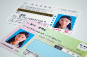 運転免許証の写真を撮るときのおすすめの服装やデザインとNG例