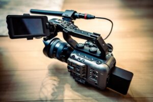 ボラギノールスムースのCMに出ている眉毛が太い女性は誰？